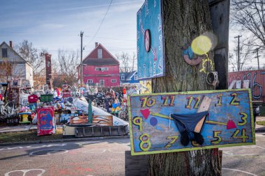 Detroit, Michigan, ABD - 23 Kasım 2018: Heidelberg Projesi, Detroit merkezli bir toplum örgütünün kalbinde yer alan bir açık hava sanat ortamıdır. 1986 yılında sanatçı Tyree Guyton tarafından yapılmıştır.