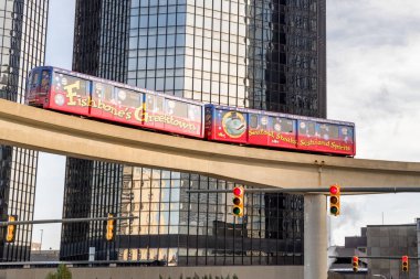 Detroit, Michigan, ABD - 23 Kasım 2018: Detroit People Mover (DPM) tek bir pistte çalışan ve Detroit, Michigan şehir merkezini çevreleyen 2.94 millik otomatik insan taşıma sistemidir..