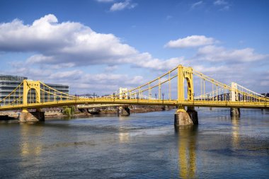 Andy Warhol Köprüsü, diğer adıyla Yedinci Cadde Köprüsü, Pittsburgh, Pennsylvania, ABD 'deki Allegheny Nehri boyunca uzanır.