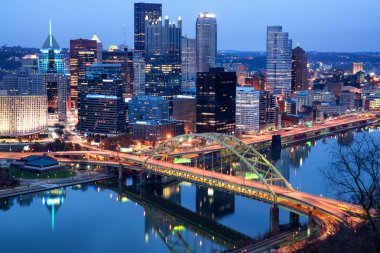 Pittsburgh 'un gece manzarası. Pittsburgh, Pennsylvania, ABD