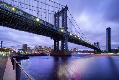 Geceleri Manhattan Köprüsü. New York Şehri manzarası