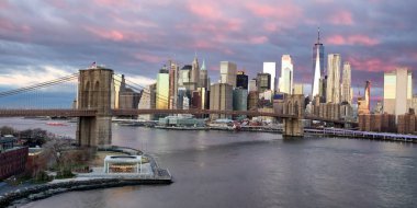 Panoramik manzaraya Brooklyn Köprüsü'nün gündoğumu New York'ta. ABD