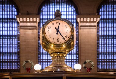 New York, ABD, - 1 Aralık 2018: saatin üzerine Grand Central Terminal, New York, ABD büyük salonda bilgi kabine