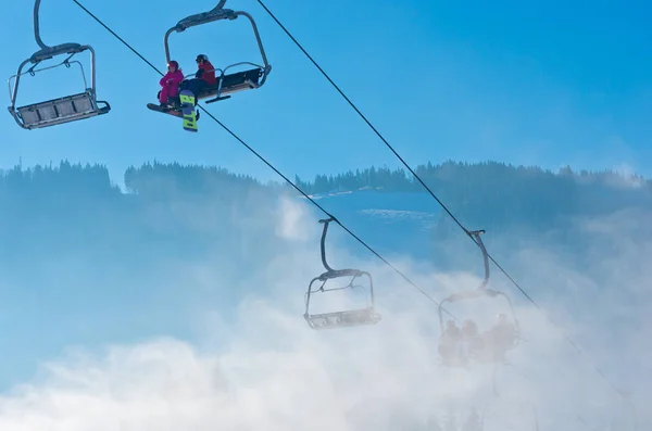 Boekovel Oekraïne December 2015 Skiërs Snowboarders Een Skilift Boekovel Boekovel — Stockfoto