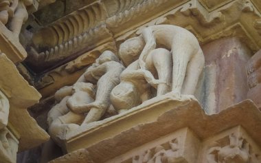 erotik bas Rölyef hindu Tapınağı khajuraho, Hindistan'ın taş oyma. UNESCO Dünya Mirası