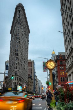 New York, ABD - 18 Kasım 2018: Flatiron Binası ile Beşinci Cadde Saati
