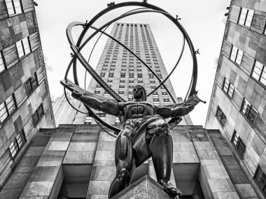 Atlas - bronz heykeli önünde Rockefeller Center Midtown Manhattan, New York City, ABD