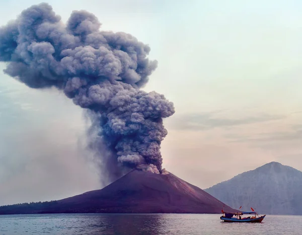 Sopečný výbuch. Člun poblíž sopky Anak Krakatau, Indonésie — Stock fotografie