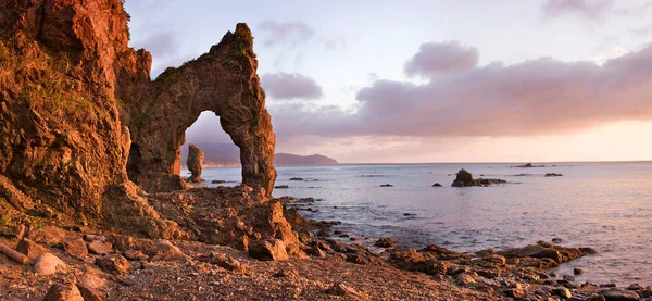 Salida del sol en el promontorio Velikan, isla Sakhalin, Rusia —  Fotos de Stock