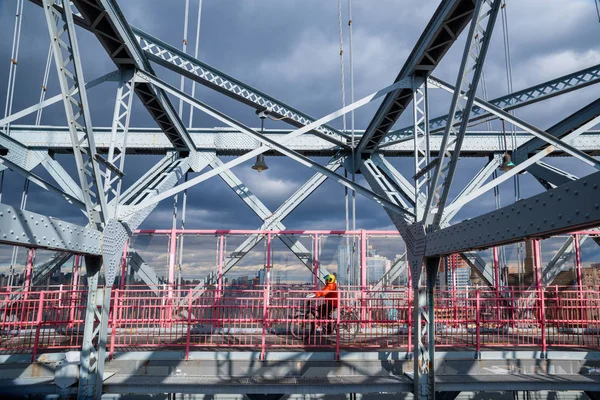 Rowerzysta na Williamsburg Bridge w New York City, Stany Zjednoczone Ameryki — Zdjęcie stockowe