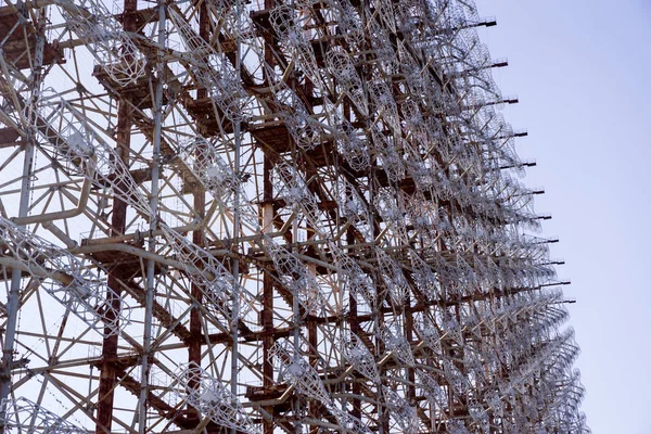 Радянські радіолокаційні системи "Дуга" на Чорнобильській атомній електростанції у Чорнобильській зоні відчуження, Україна — стокове фото