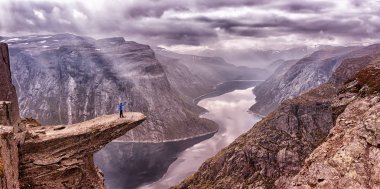 Uzun yürüyüşe çıkan kimse dağlarda, Trolltunga, Norveç