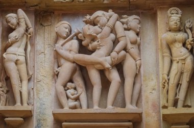erotik bas Rölyef hindu Tapınağı khajuraho, Hindistan'ın taş oyma