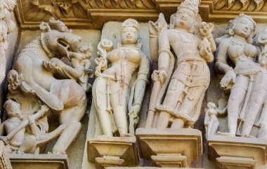 erotik bas Rölyef hindu Tapınağı khajuraho, Hindistan'ın taş oyma