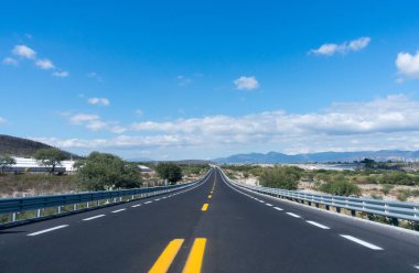 Meksika'da bir dağ manzarası ile çalışan bir yol görünümünü