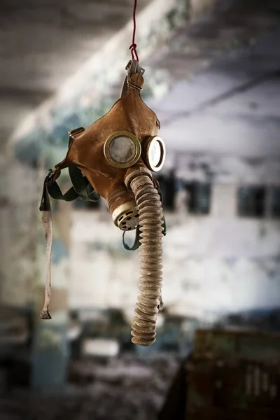 Gamla gasmasker i övergivna byggnad i Tjernobyl säkerhetszon, Ukraina — Stockfoto