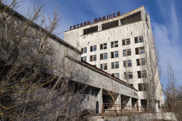 Edificio abbandonato nella città di Pripyat, zona di esclusione di Chernobyl, Ucraina — Foto Stock