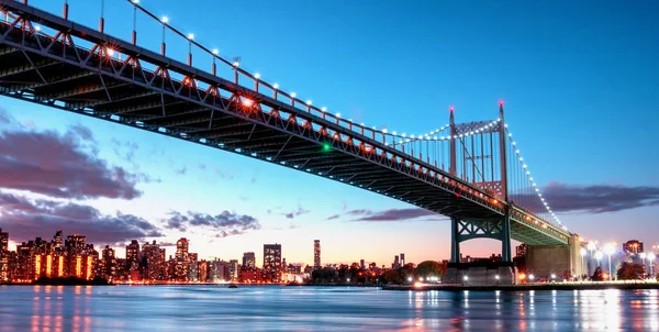 Triborough Bridge nocą, w Astoria, Queens, Nowy Jork. Stany Zjednoczone Ameryki — Zdjęcie stockowe