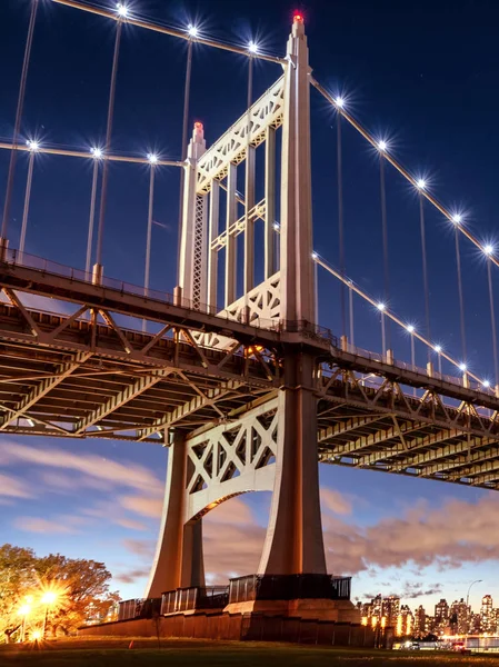 Puente de Triborough por la noche, en Astoria, Queens, Nueva York. Estados Unidos — Foto de Stock