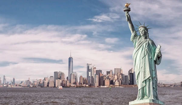 Szabadság és a New York City skyline szobra — Stock Fotó