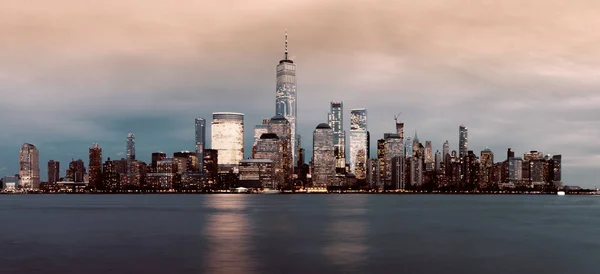 Panorama de la ciudad de Nueva York de noche — Foto de Stock