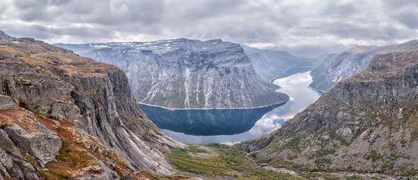 Vista panorâmica das montanhas, Trolltunga, Noruega — Fotografia de Stock