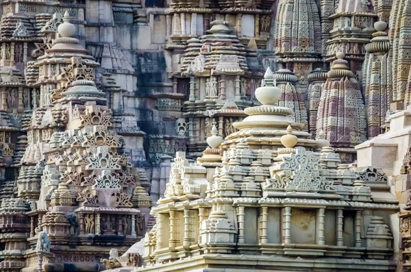 Stein geschnitztes erotisches Basrelief im hinduistischen Tempel in Khajuraho, Indien — Stockfoto