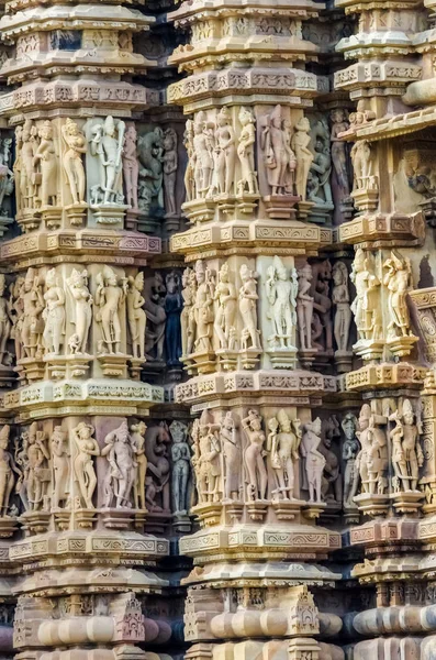 Pietra scolpita bassorilievo erotico nel tempio indù di Khajuraho, India — Foto Stock