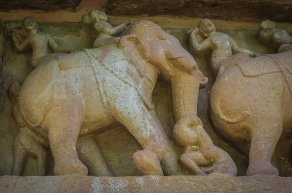 Steen gesneden erotische Basreliëf in hindoe tempel in khajuraho, india — Stockfoto