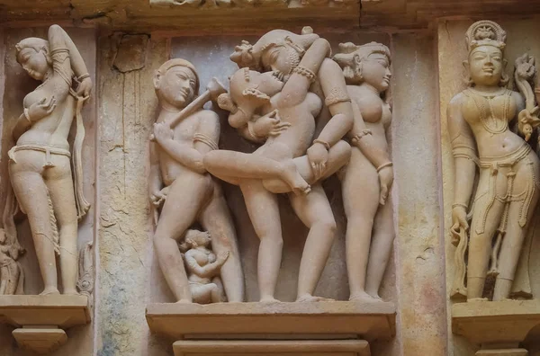Stone carved erotic bas relief in Hindu temple in Khajuraho, India — Stock Photo, Image