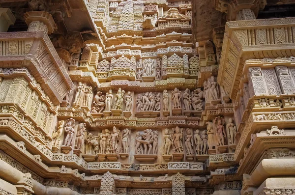 Kőből faragott erotikus dombormű khajuraho, india hindu templomban — Stock Fotó