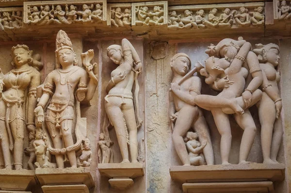 Bajorrelieve erótico tallado en piedra en templo hindú en Khajuraho, India —  Fotos de Stock