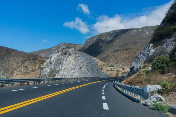 Vue d'une route traversant un paysage montagneux au Mexique — Photo