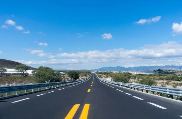 Vista de una carretera que atraviesa un paisaje montañoso en México — Foto de Stock