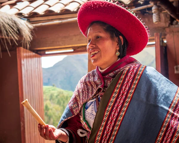 Peruaanse vrouw in Chinchero — Stockfoto