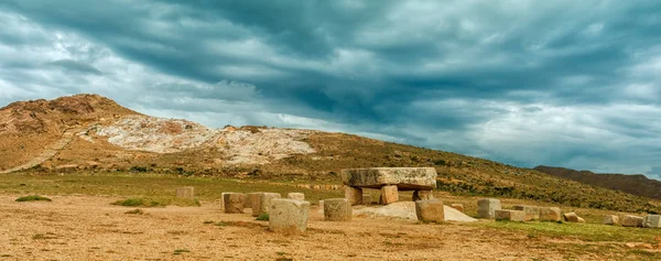 Table en pierre autel sacrificiel, ruines sur l'île de Soleil (Isla del Sol) sur le lac Titicaca en Bolivie — Photo