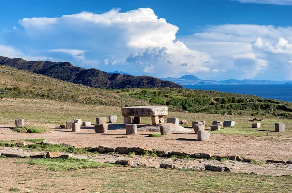 Stenen tafel - offer altaar, ruïnes op het eiland van zon (Isla del Sol) op het Titicacameer in Bolivia — Stockfoto