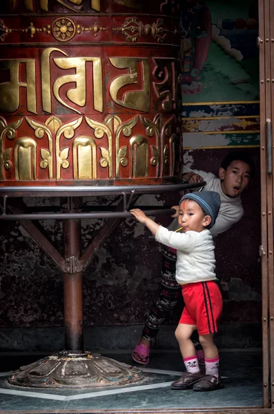 Azonosítatlan Nepáli gyermekek mellett imádság kerekek — Stock Fotó