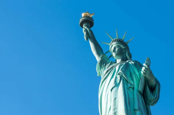 Estatua de la Libertad contra el cielo azul en la ciudad de Nueva York — Foto de Stock