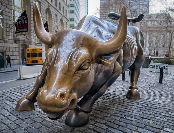 Opladen van de stier in de financiële wijk in Manhattan, New York City. — Stockfoto