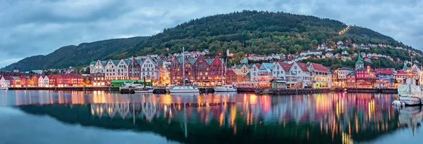 Edifícios históricos na rua em Bergen, Noruega — Fotografia de Stock