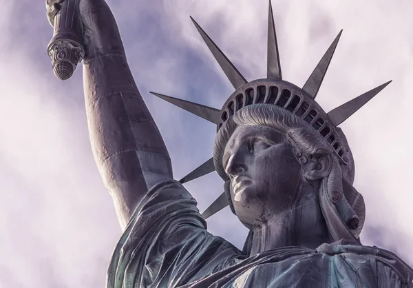 Estatua de la Libertad contra el cielo azul en la ciudad de Nueva York — Foto de Stock