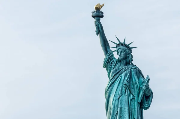 Estatua de la Libertad contra el cielo azul en la ciudad de Nueva York — Foto de Stock