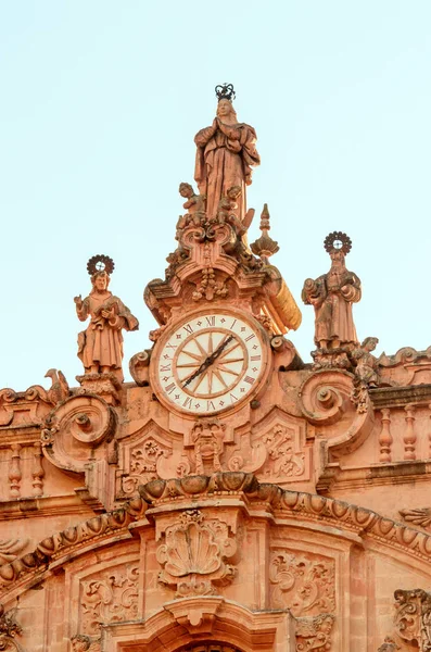 Klok op Santa Prisca-kerk in Taxco, Mexico — Stockfoto