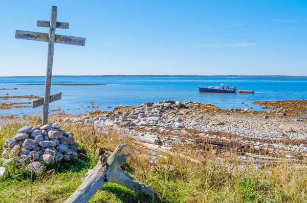 Drewniany krzyż na brzegu morza białego na wyspie Anzersky. Wyspy Solovky, Rosja — Zdjęcie stockowe