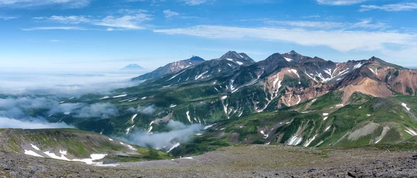 Paisaje de montaña en la isla de Paramushir, Rusia. Grupo Karpinsky . — Foto de Stock