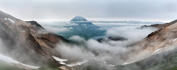 Berglandschaft auf der Insel Paramuschir, Russland. karpinsky gruppe. — Stockfoto
