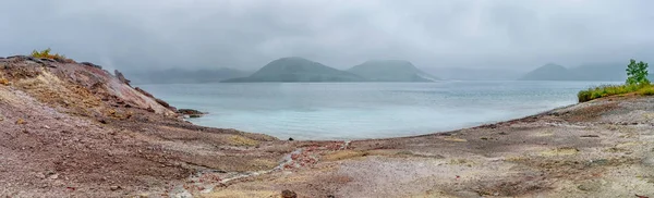 Lago quente na caldeira do vulcão Golovnina, ilha de Kunashir, Rússia — Fotografia de Stock