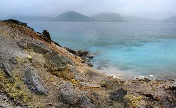 Lago caliente en la caldera del volcán Golovnina, isla Kunashir, Rusia — Foto de Stock