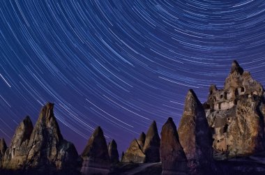 Kapadokya, Türkiye'de yıldızlarla gece manzarası.